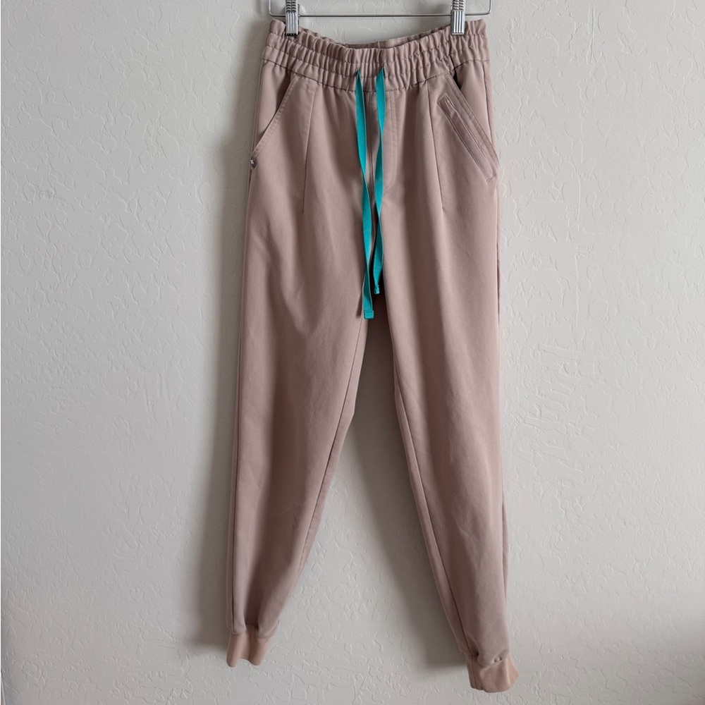 Figs Uman Relaxed Jogger Scrub Pants (Color: Boulder)